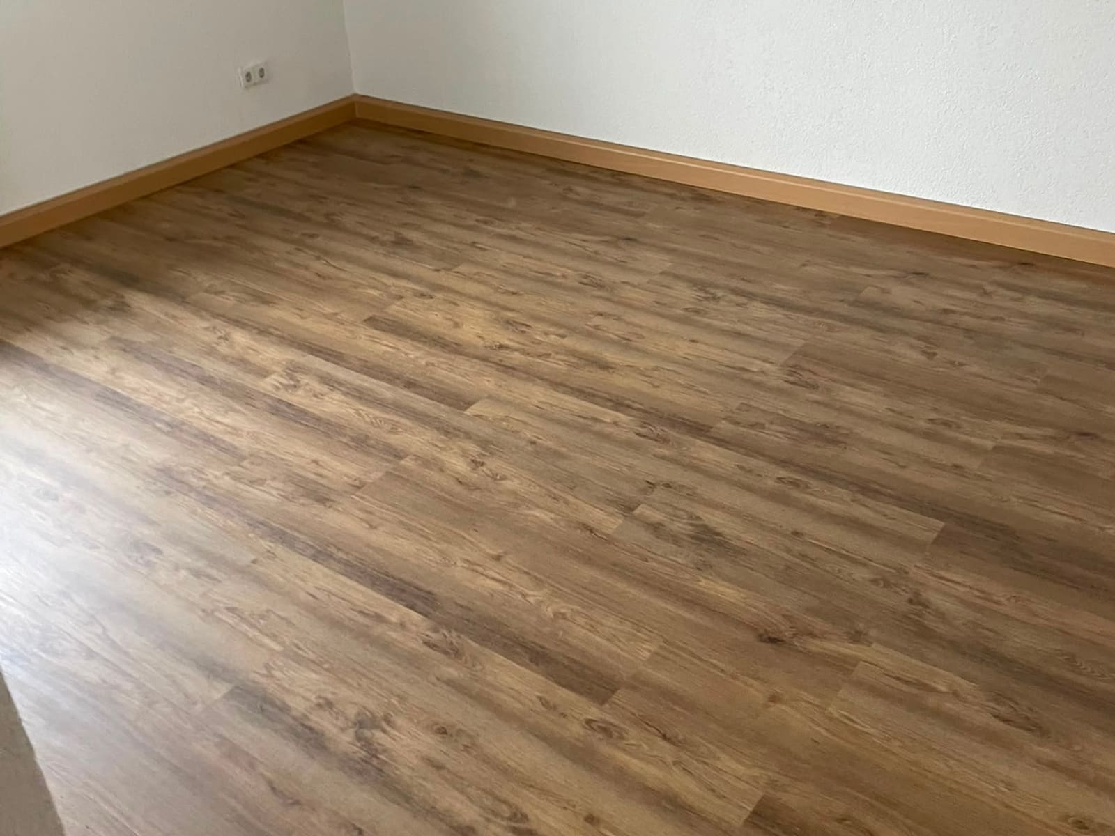 Fertig verlegter Vinylboden in Holzoptik in einem sanierten Wohnraum