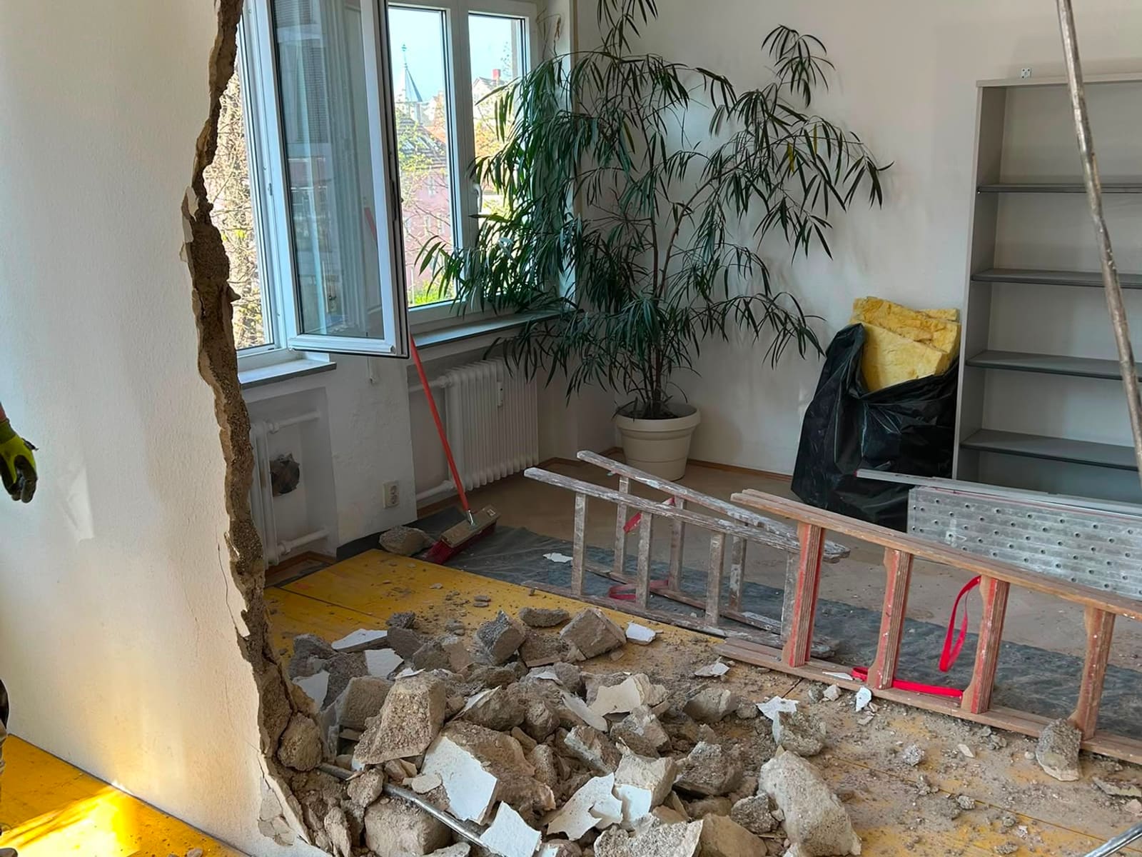 Wohnraum während des Rückbaus nach einem Wasserschaden mit geöffnetem Bodenaufbau