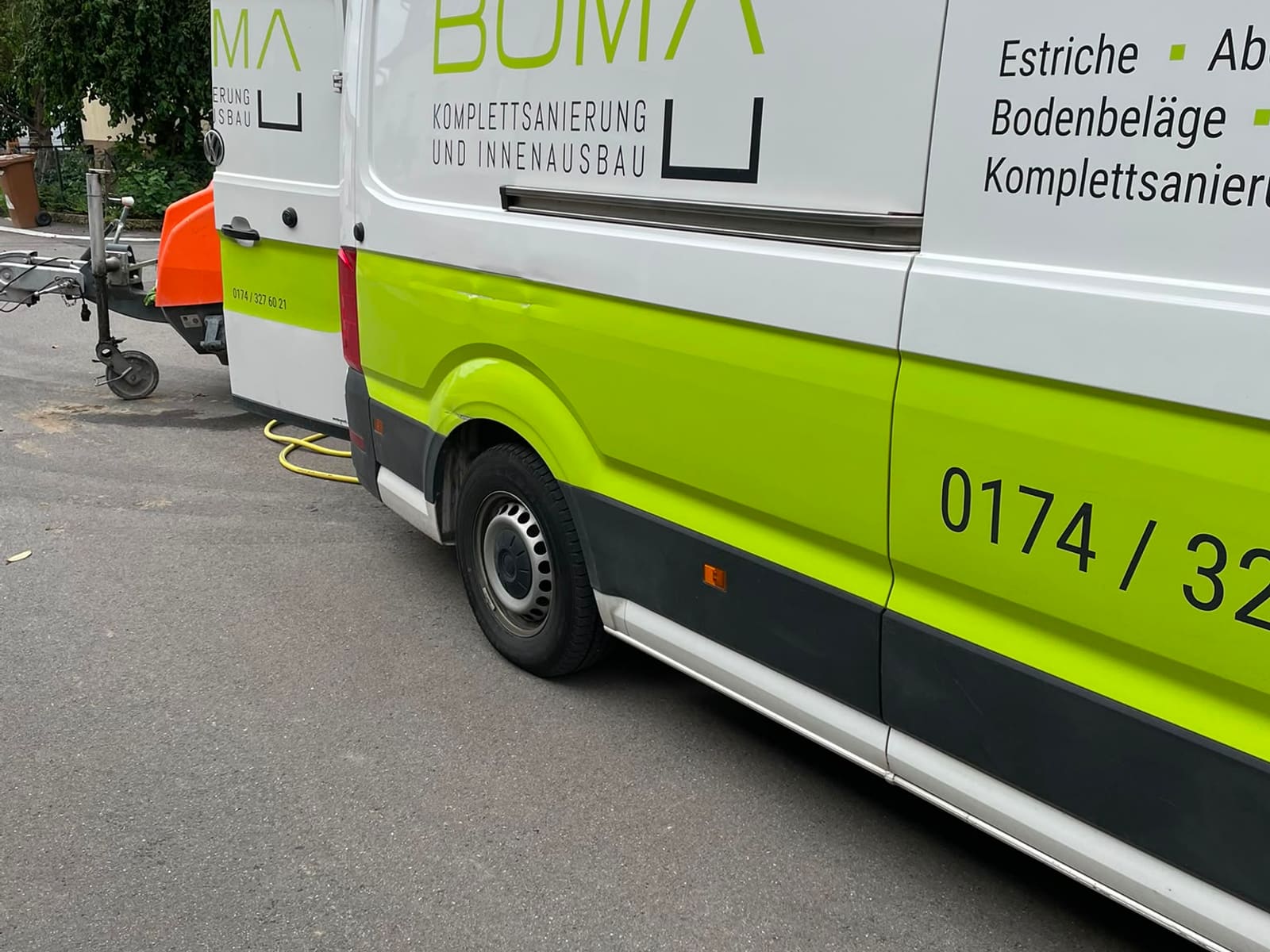 Firmenfahrzeug von BOMA Objektservice mit der Beschriftung Estriche, Abdichtungen, Bodenbeläge und Komplettsanierung