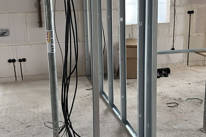 Metallständerwerk einer neuen Trennwand im Rohbau