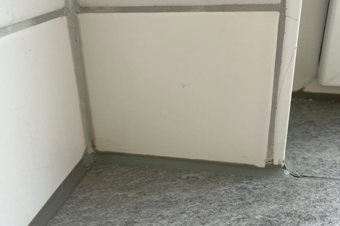 Gereinigte, befallsfreie Fliesenfläche nach der Schimmelsanierung