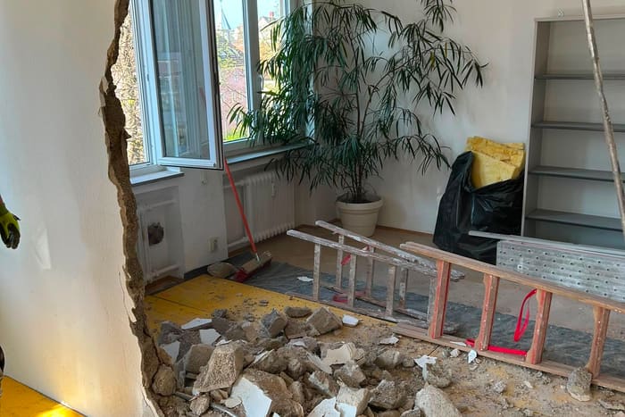Rückbau des Bodenaufbaus in einem Wohnraum nach einem Wasserschaden